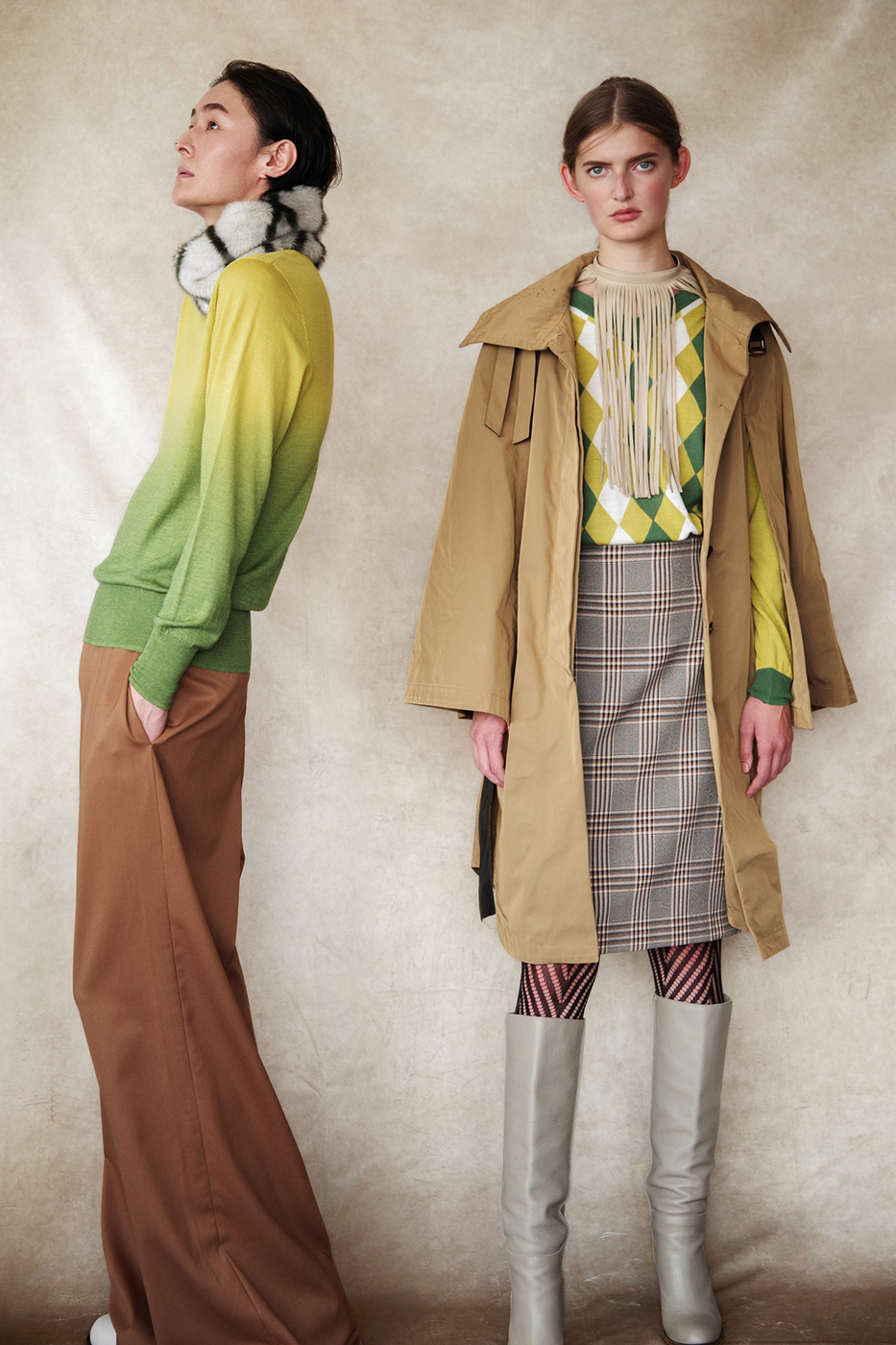 192050 Knit ¥23,000, 192066 Pants ¥26,000, 192008 Coat ¥56,000, 192026 Skirt ¥24,000, 192051 Knit ¥24,000, 192057 Synthetic leather necklace ¥8,000