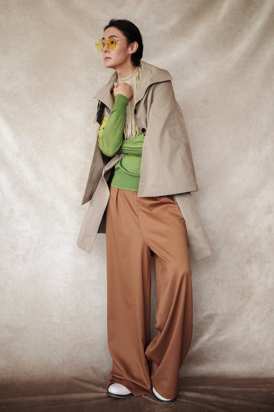 192050 Knit ¥23,000, 192066 Pants ¥26,000, 192008 Coat ¥56,000, 192057 Synthetic leather necklace ¥8,000