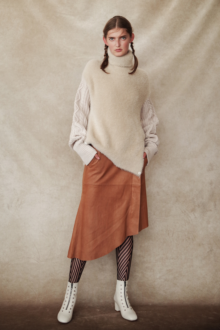 192048 Knit ¥28,000, 192012 Leather skirt ¥63,000
