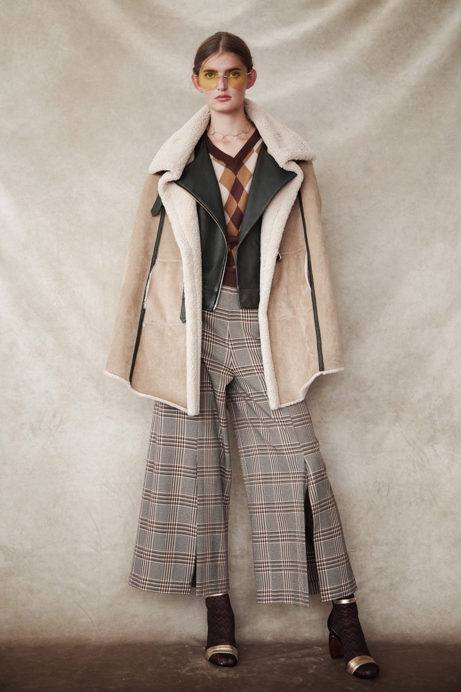 192003 Fake suede cape ¥73,000, 192009 Leather blouson ¥67,000, 192025 Pants ¥26,000, 192051 Knit ¥24,000