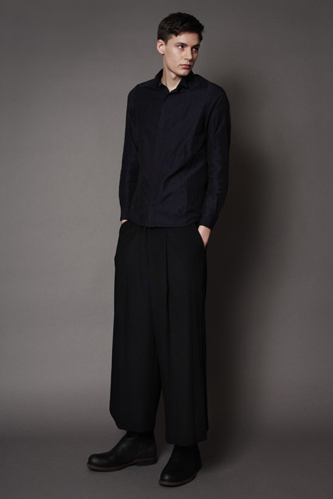 aF-181934 Shirt ¥26,000, aF-181957 Pants ¥27,000