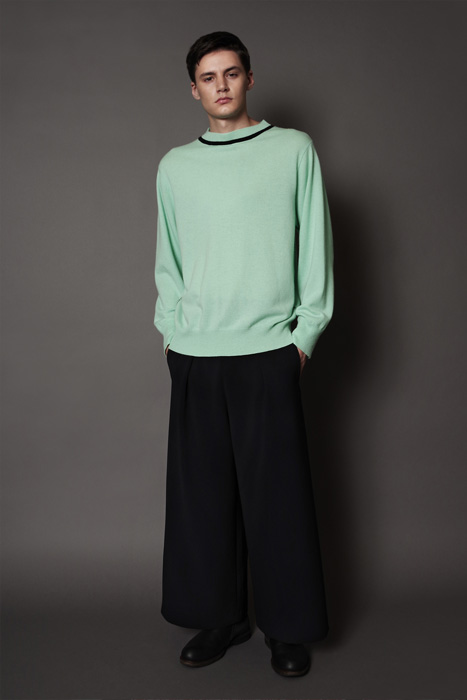 aF-181951 Sweater ¥38,000, aF-181957 Pants ¥27,000