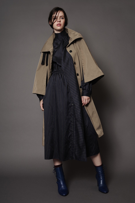 aF-181915 Coat ¥46,000, aF-181930 Dress ¥38,000