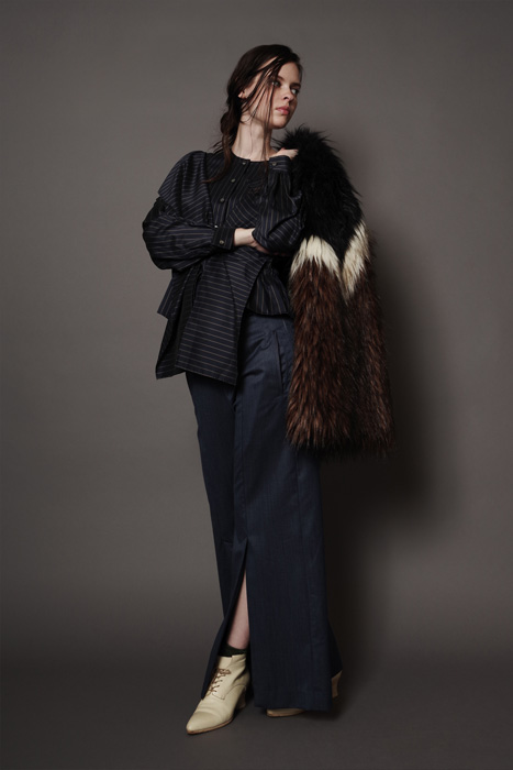 aF-181902 Fur Blouson ¥48,000, aF-181931 Blouse ¥28,000,  aF-181921 Pants ¥27,000