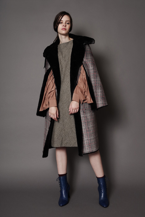 aF-181906 Coat ¥76,000, aF-181917 Dress ¥42,000