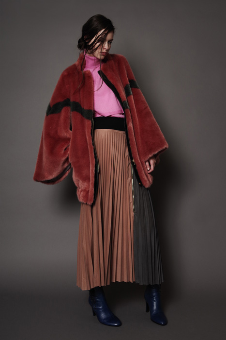 aF-181904 Blouse ¥78,000, aF-181952 Sweater ¥18,000,  aF-181928 Skirt ¥26,000