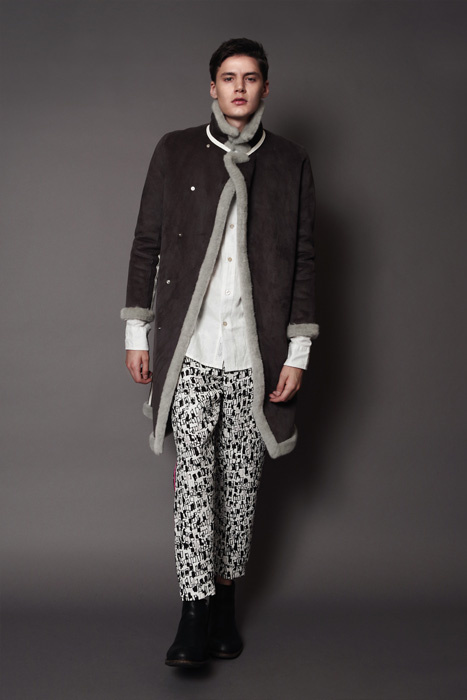 aF-181907 Coat ¥65,000, aF-181958 Shirt ¥24,000,  aF-181937 Pants ¥26,000