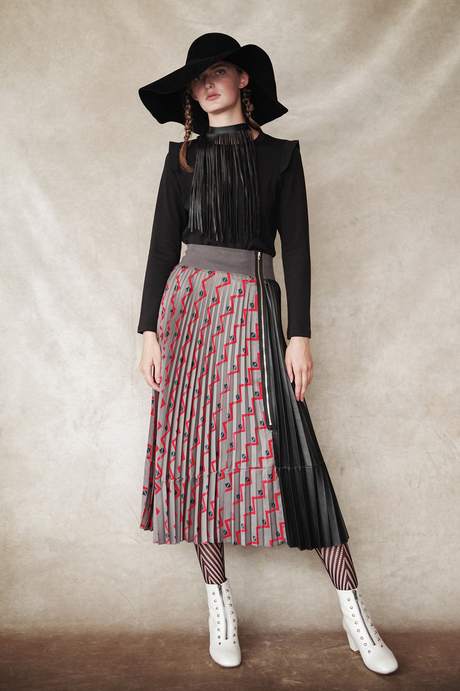 192053 T-shirt ¥13,000, 192038 Skirt ¥28,000