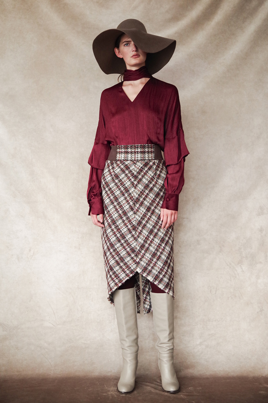 192045 Blouse ¥27,000, 192020 Skirt ¥30,000